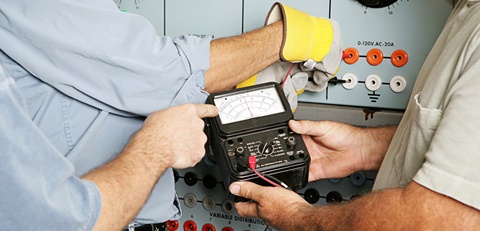 hipot nas mãos do técnico