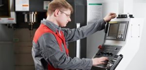 homem verificando equipamento de manutenção preventiva