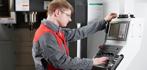 homem verificando equipamento de manutenção preventiva